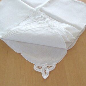 Off white linen & cotton cloth napkins with scalloped edge and corner lace trim